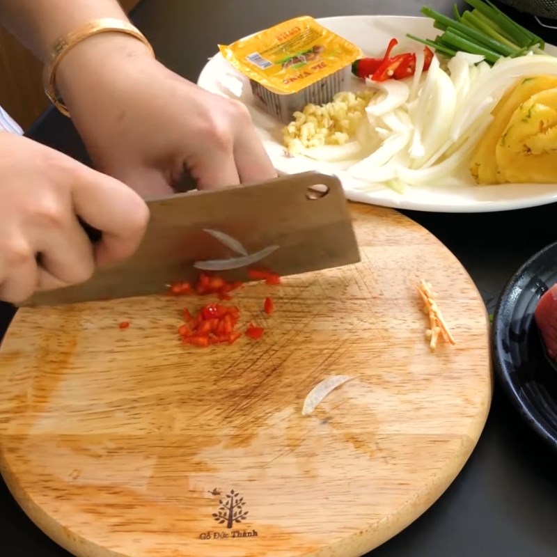 Bước 1 Sơ chế rau củ Bò nhúng me