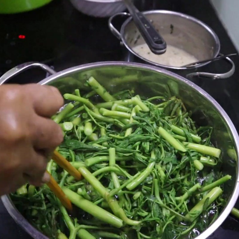 Bước 1 Sơ chế rau nhút và trụng rau nhút Gỏi gà rau nhút