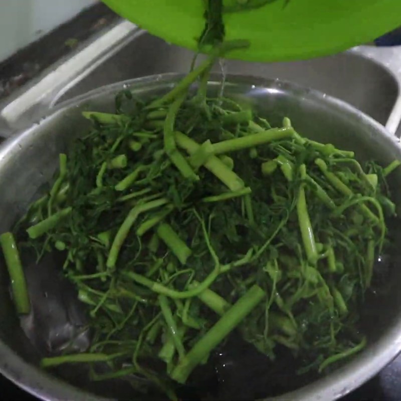 Bước 1 Sơ chế rau nhút và trụng rau nhút Gỏi gà rau nhút