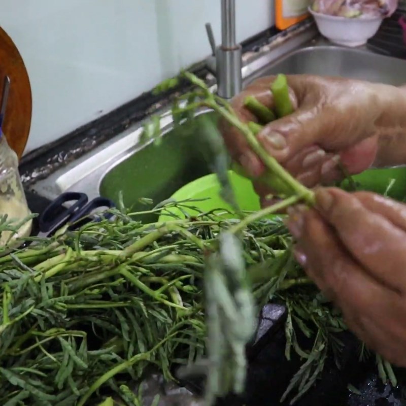 Bước 1 Sơ chế rau nhút và trụng rau nhút Gỏi gà rau nhút