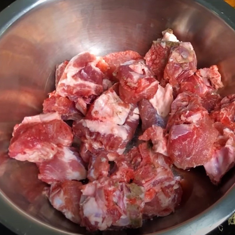 Bước 1 Sơ chế sườn heo Nui sườn heo thịt xá xíu