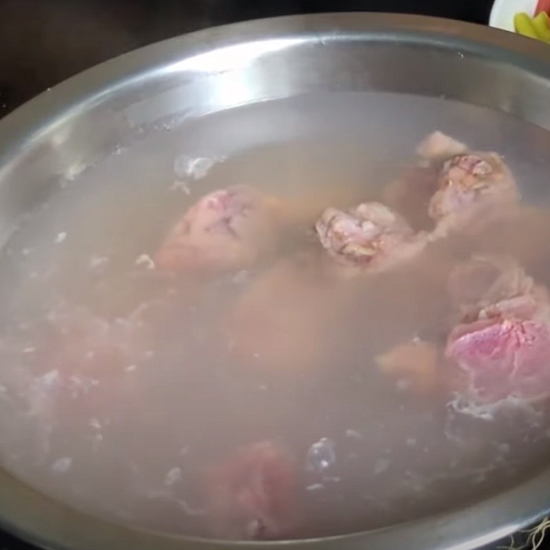 Bước 1 Sơ chế sườn heo Nui sườn heo thịt xá xíu