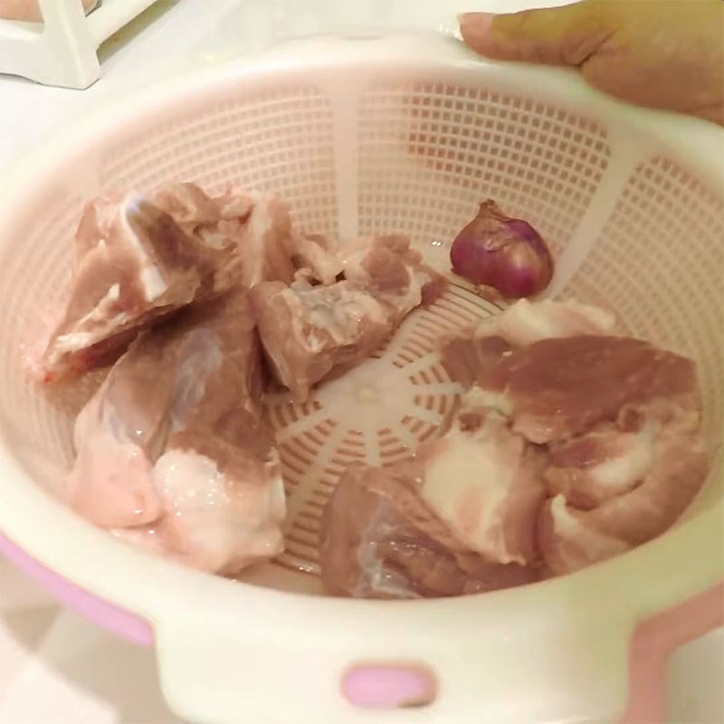 Bước 1 Sơ chế sườn heo Cháo sườn nấu bằng bột gạo