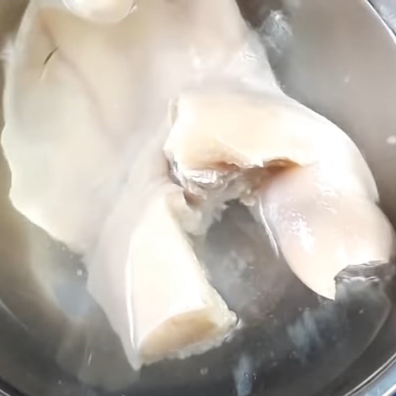 Bước 1 Sơ chế tai heo Tai heo xào chua ngọt