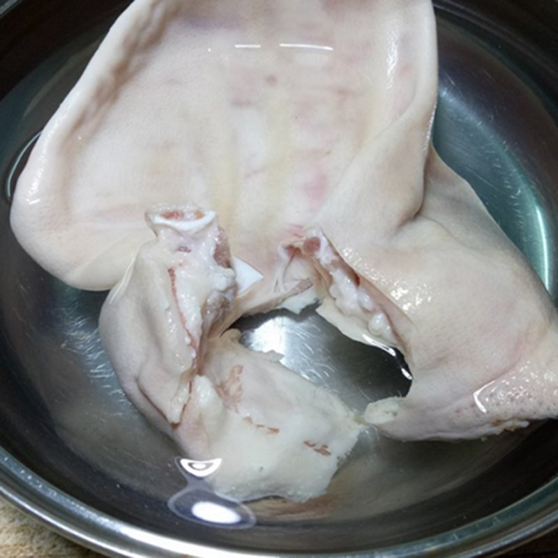 Bước 1 Sơ chế tai heo Gỏi (nộm) đu đủ tai heo