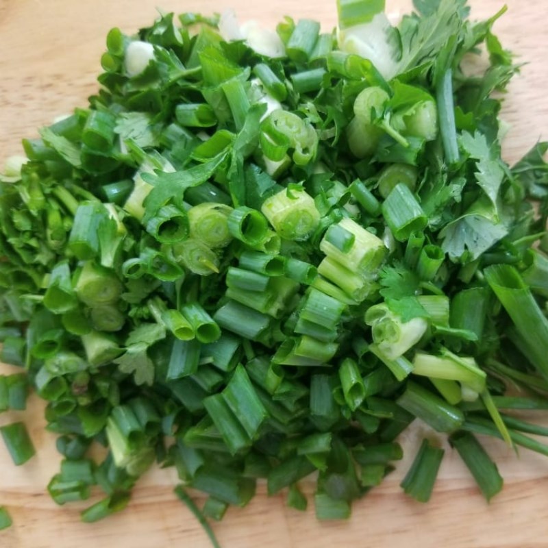 Bước 1 Sơ chế các nguyên liệu Canh bầu nấu hến