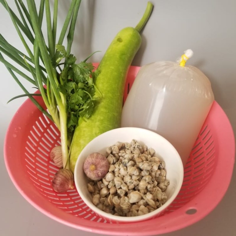 Bước 1 Sơ chế các nguyên liệu Canh bầu nấu hến