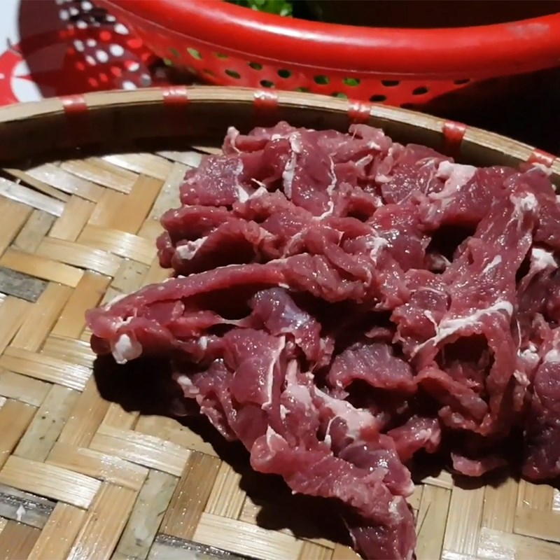 Bước 1 Sơ chế nguyên liệu Bò nhúng nước dừa lá khổ qua rừng