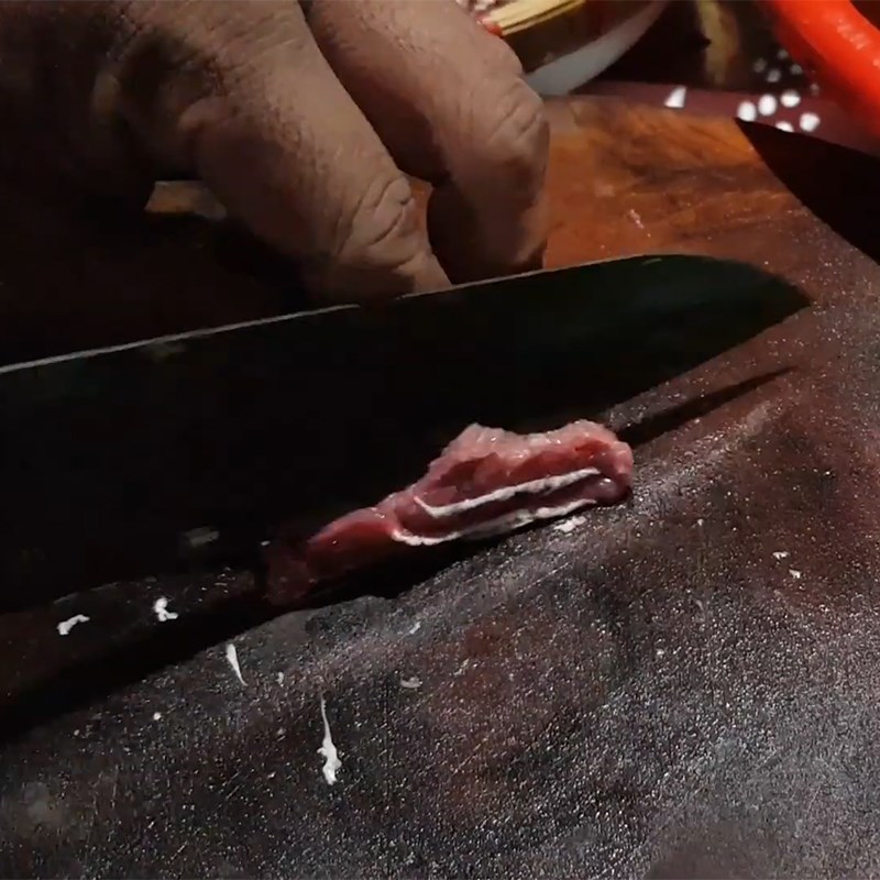 Bước 1 Sơ chế nguyên liệu Bò nhúng nước dừa lá khổ qua rừng