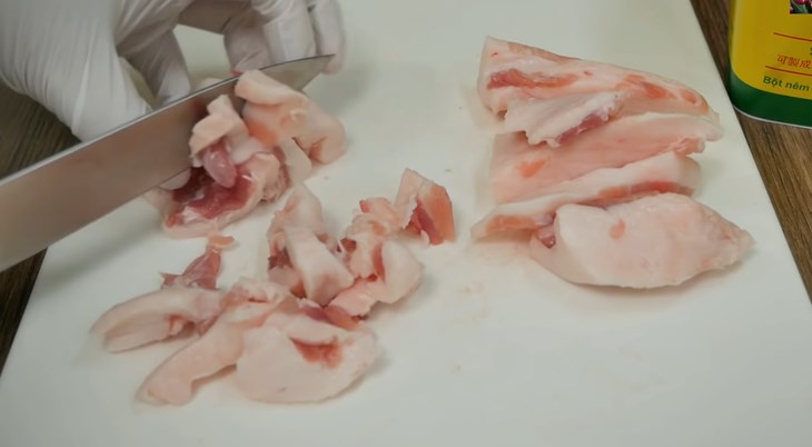 Bước 1 Sơ chế thịt bò và mỡ heo Chả bò