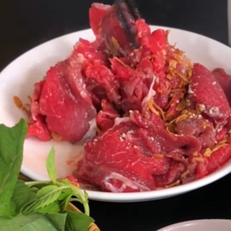 Bước 1 Sơ chế và ướp thịt bò Lẩu bò nhúng mẻ