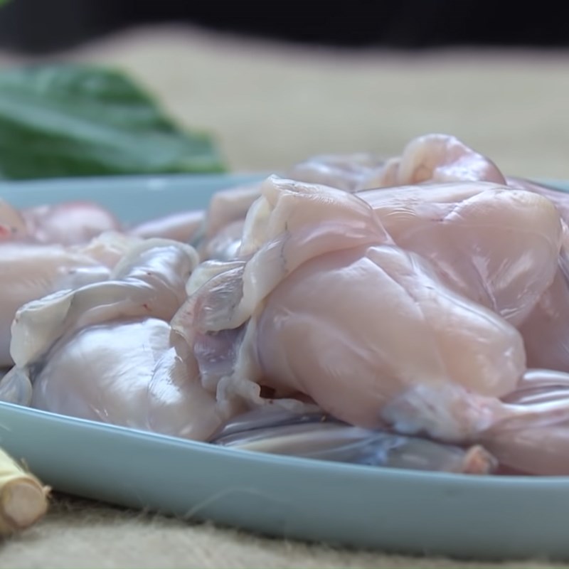 Bước 1 Sơ chế thịt ếch Ếch cuốn lá lốt