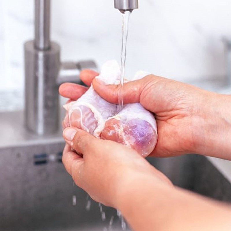 Bước 1 Sơ chế thịt gà Cà ri gà nấu sữa tươi