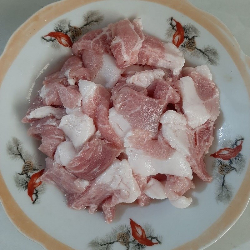 Bước 1 Sơ chế thịt heo Dưa môn xào thịt heo