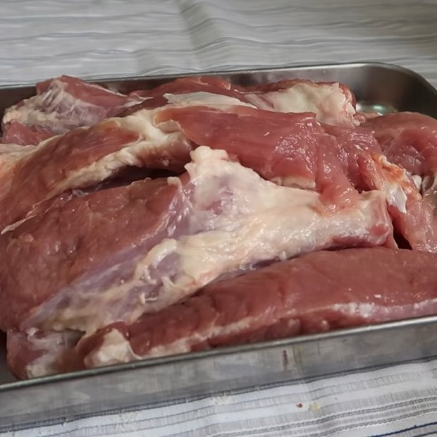 Bước 1 Sơ chế thịt heo Xôi xá xíu