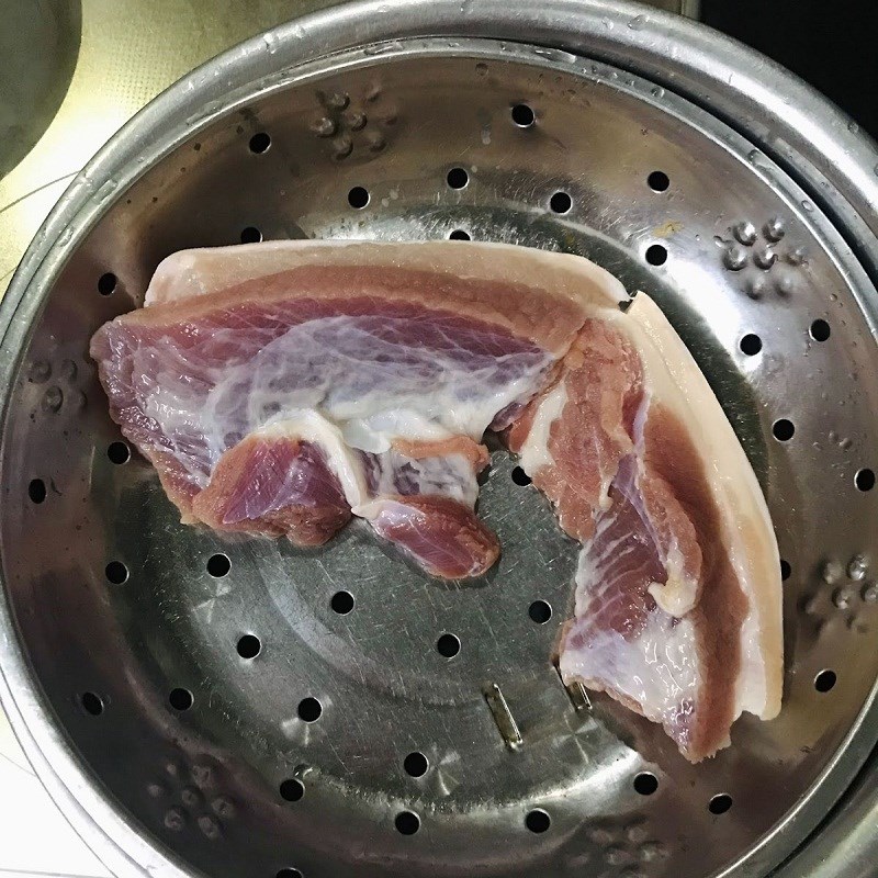 Bước 1 Sơ chế thịt heo Gỏi cuốn tôm thịt