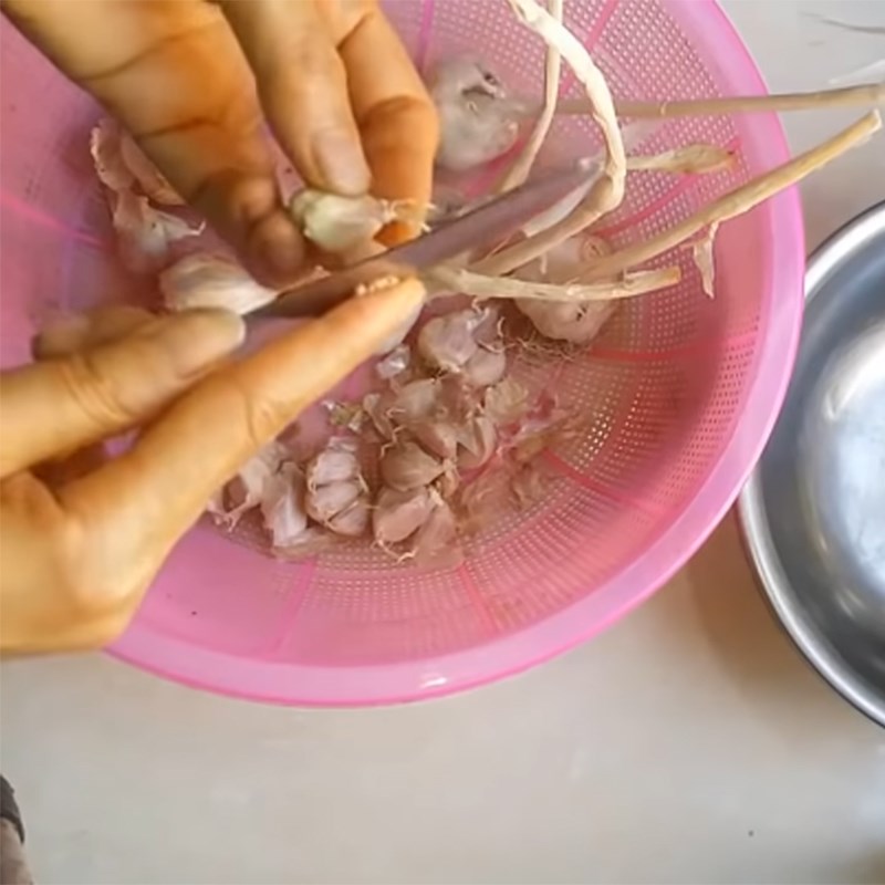 Bước 1 Sơ chế tỏi Bột tỏi làm từ cách phơi nắng và rang khô