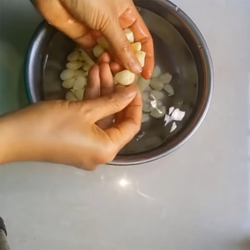 Bước 1 Sơ chế tỏi Bột tỏi làm từ cách phơi nắng và rang khô