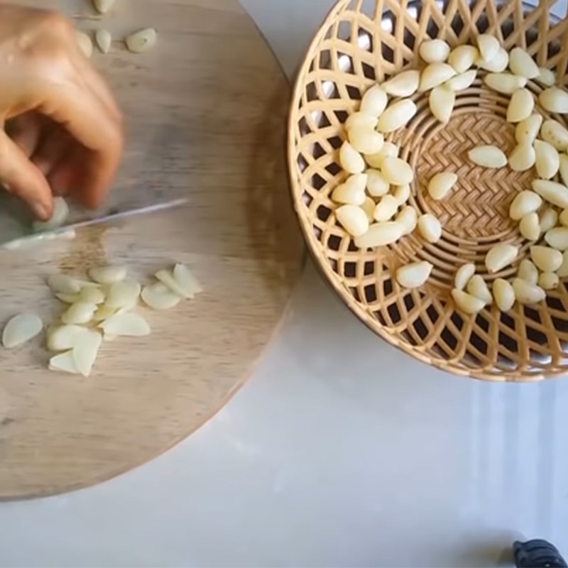 Bước 1 Sơ chế tỏi Bột tỏi làm từ cách phơi nắng và rang khô