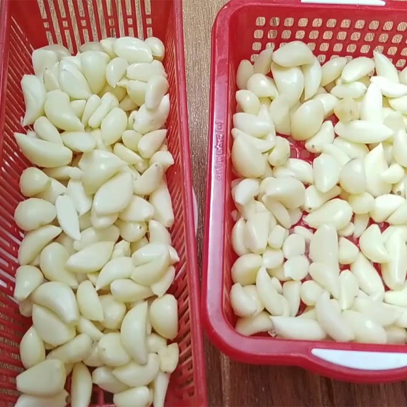 Bước 1 Sơ chế tỏi Bột tỏi làm từ nồi chiên không dầu