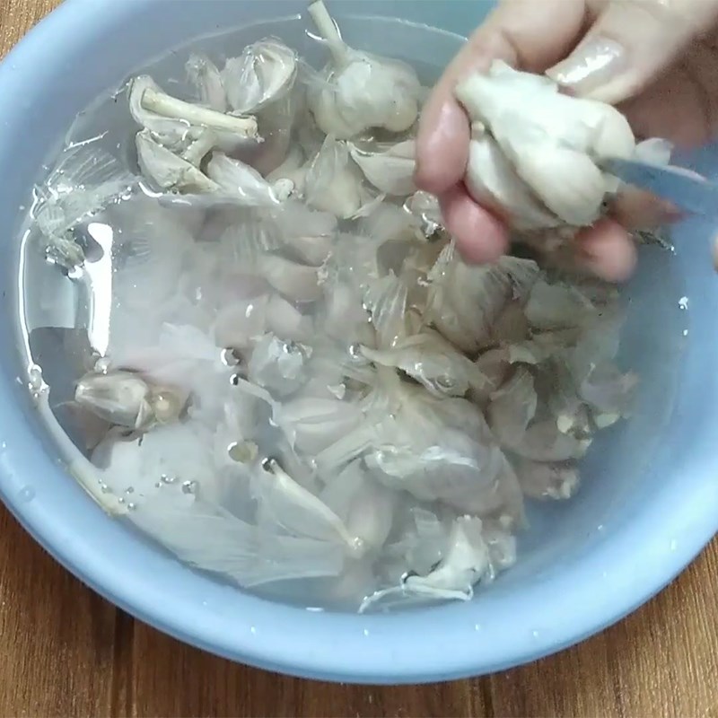 Bước 1 Sơ chế tỏi Bột tỏi làm từ nồi chiên không dầu