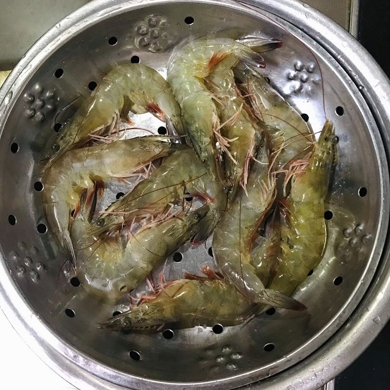 Bước 2 Sơ chế tôm Gỏi cuốn tôm thịt