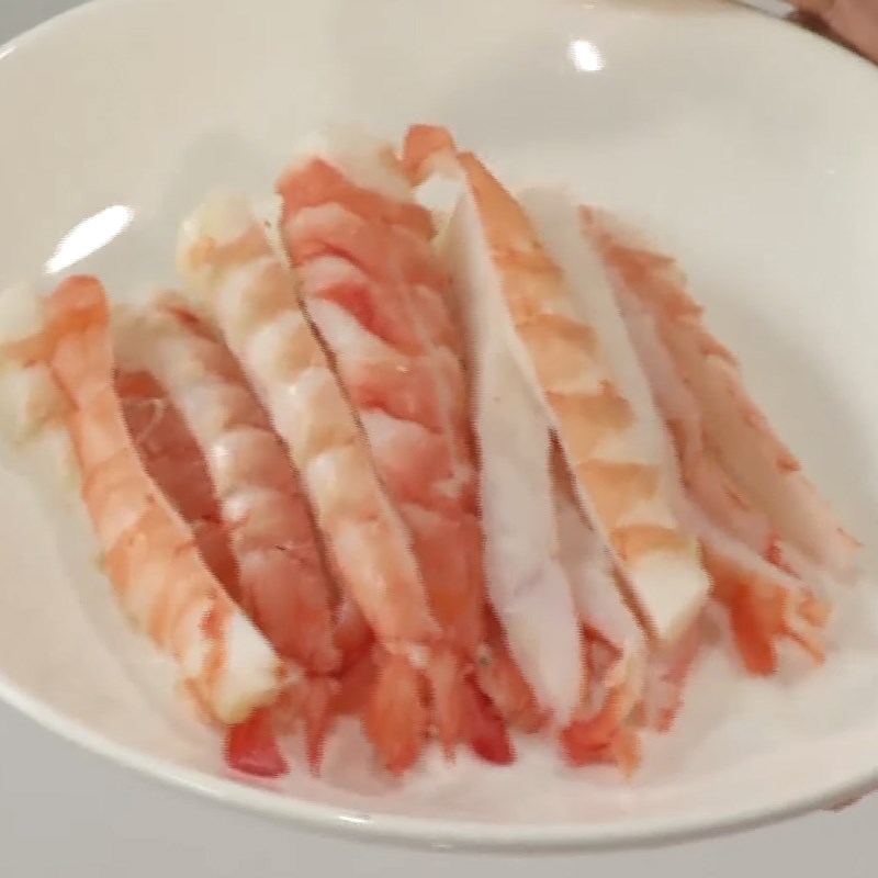 Bước 1 Sơ chế tôm, luộc tôm Salad táo với tôm