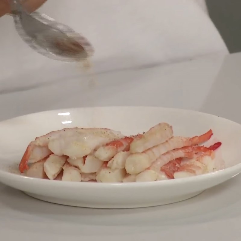 Bước 1 Sơ chế tôm, luộc tôm Salad táo với tôm