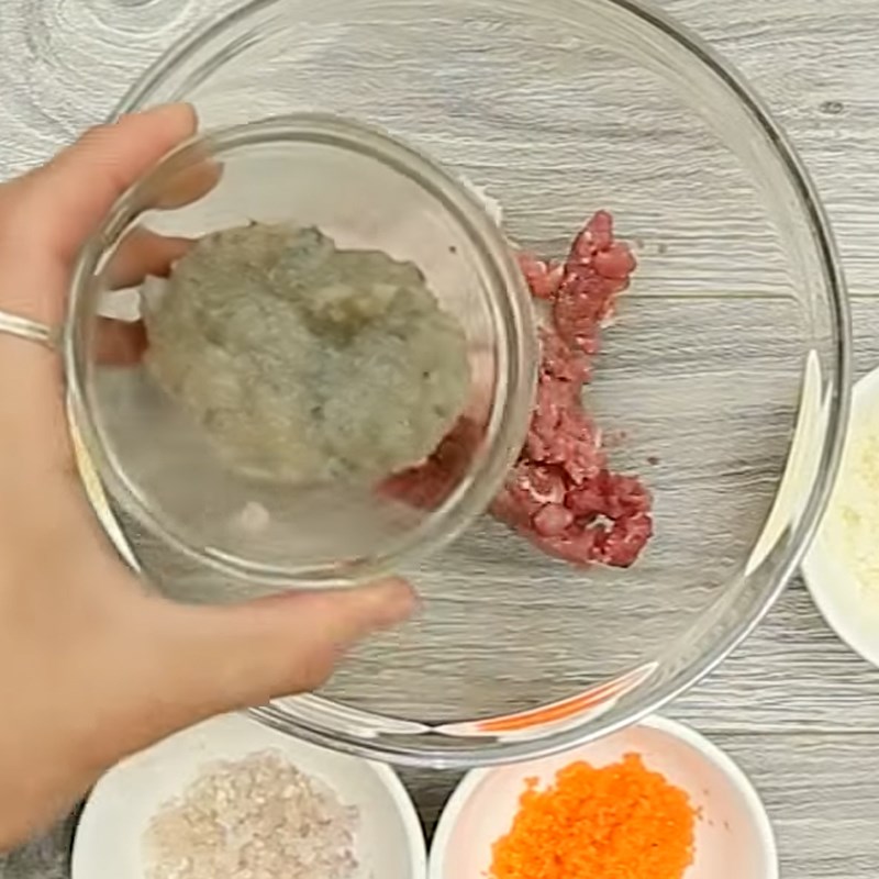 Bước 1 Sơ chế tôm, mực chả giò hải sản cuộn rong biển
