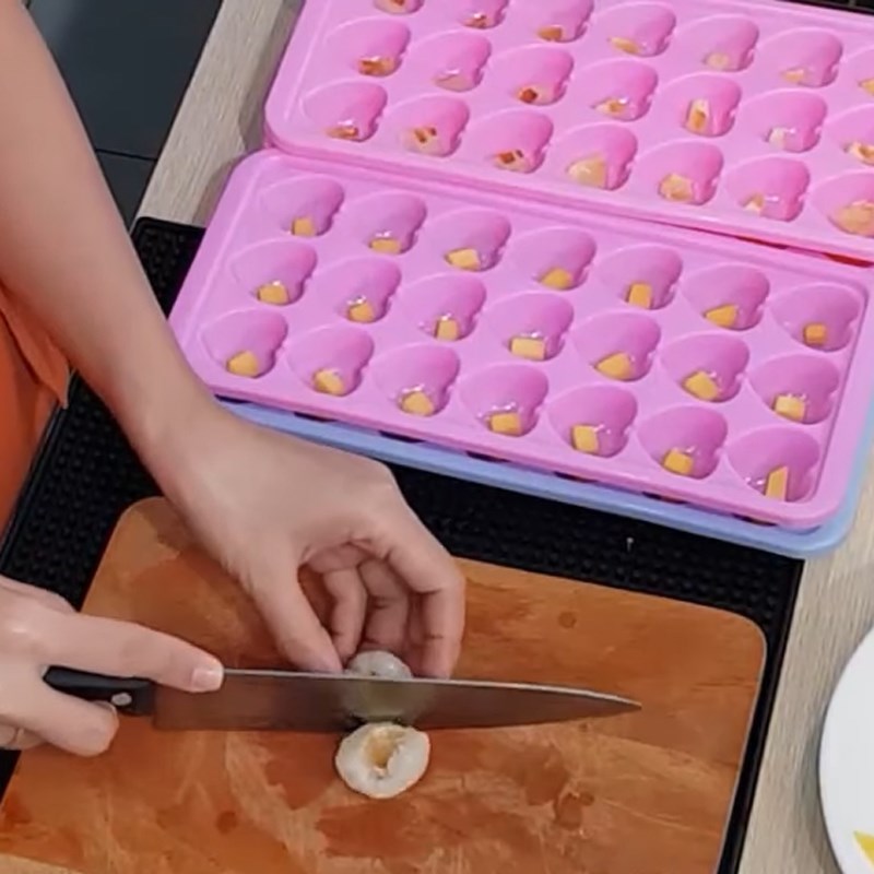Bước 1 Sơ chế trái cây Thạch trái cây trong trà sữa