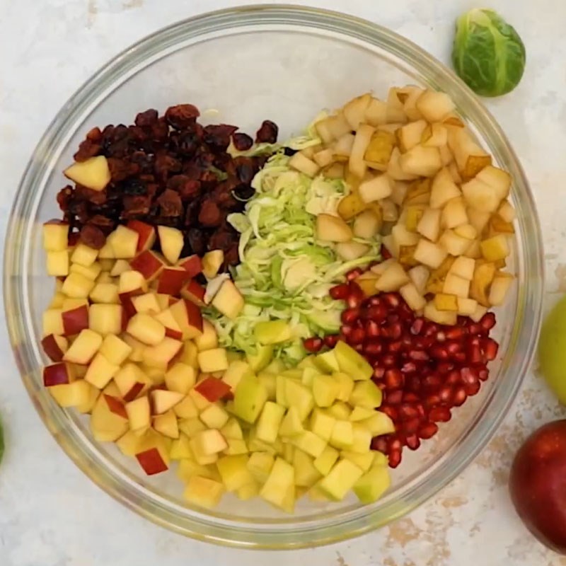 Bước 1 Sơ chế trái cây Salad bắp cải tí hon trái cây