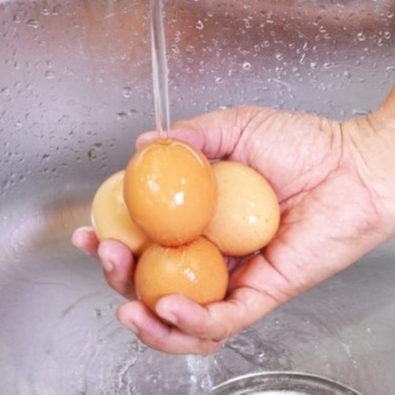 Bước 1 Sơ chế trứng Luộc trứng 6 phút