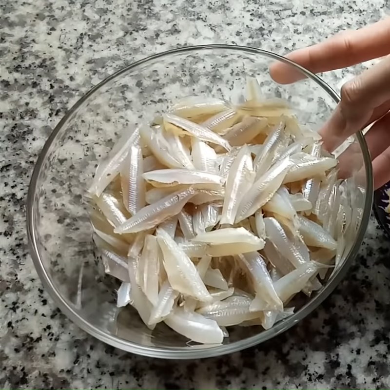Bước 1 Sơ chế, ướp cá cơm Cá cơm chiên nước mắm
