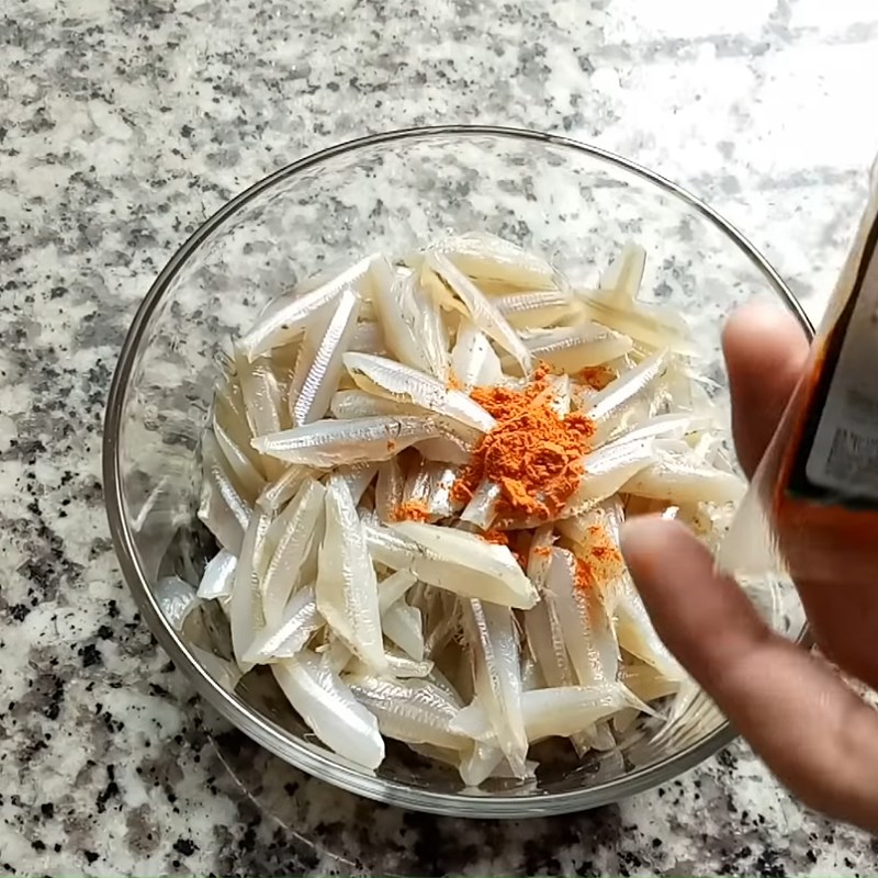 Bước 1 Sơ chế, ướp cá cơm Cá cơm chiên nước mắm