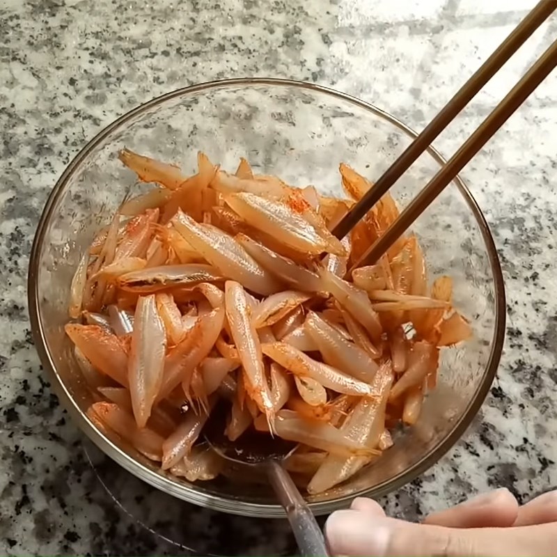 Bước 1 Sơ chế, ướp cá cơm Cá cơm chiên nước mắm