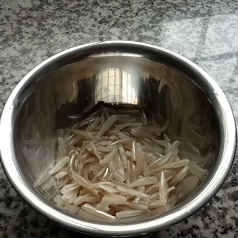 Bước 1 Sơ chế, ướp cá cơm Cá cơm chiên sả tế