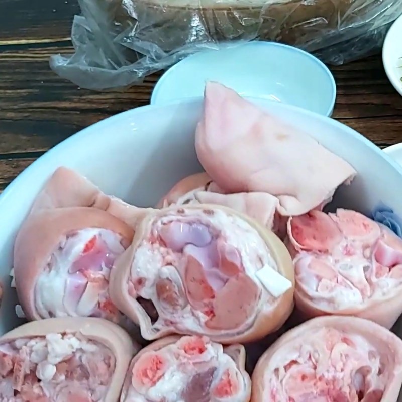 Bước 2 Sơ chế và chần giò heo Hủ tiếu giò heo