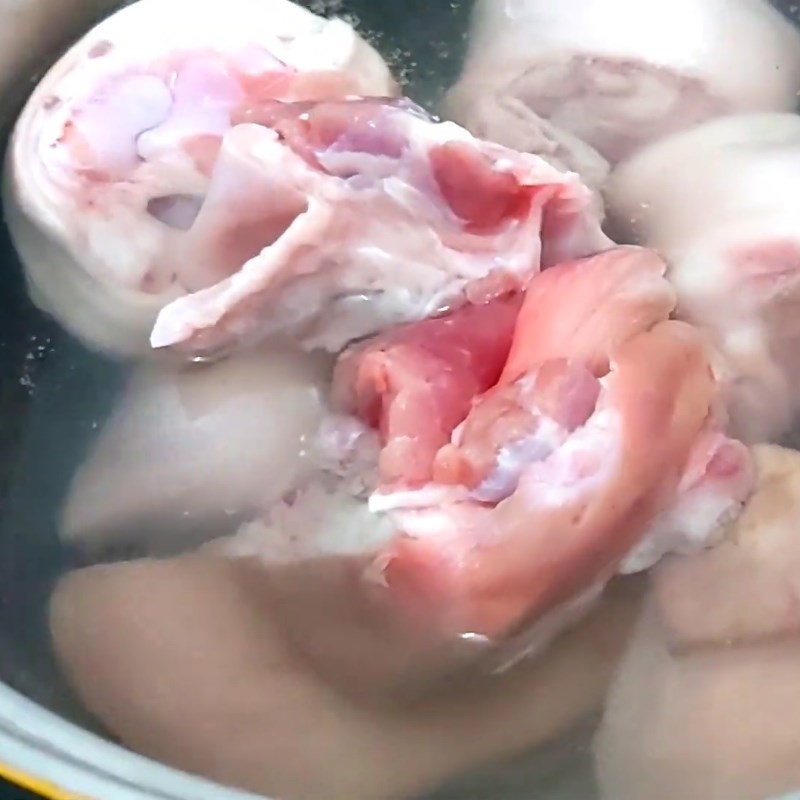 Bước 2 Sơ chế và chần giò heo Hủ tiếu giò heo