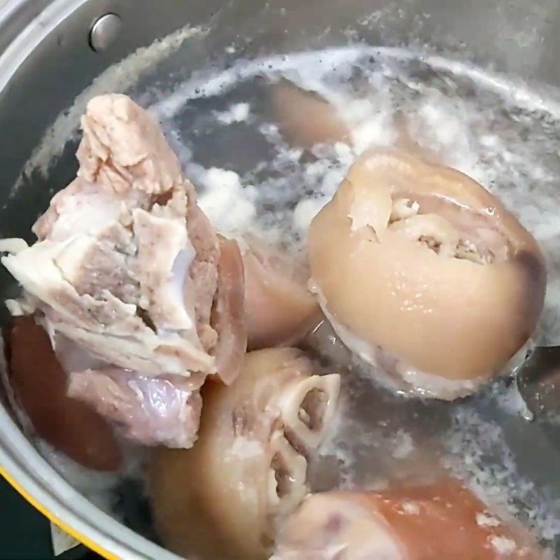 Bước 2 Sơ chế và chần giò heo Hủ tiếu giò heo