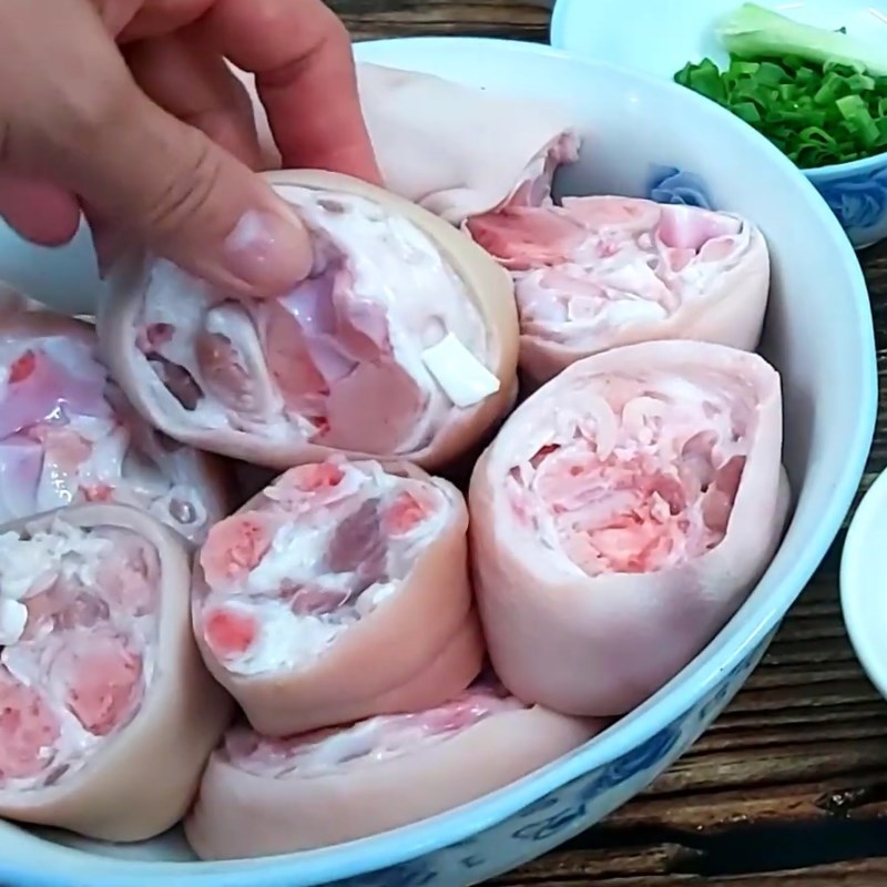 Bước 2 Sơ chế và chần giò heo Hủ tiếu giò heo