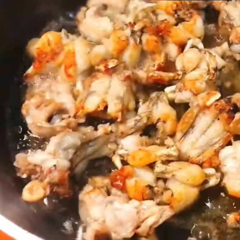 Bước 1 Sơ chế và chiên ếch Lẩu ếch măng cay