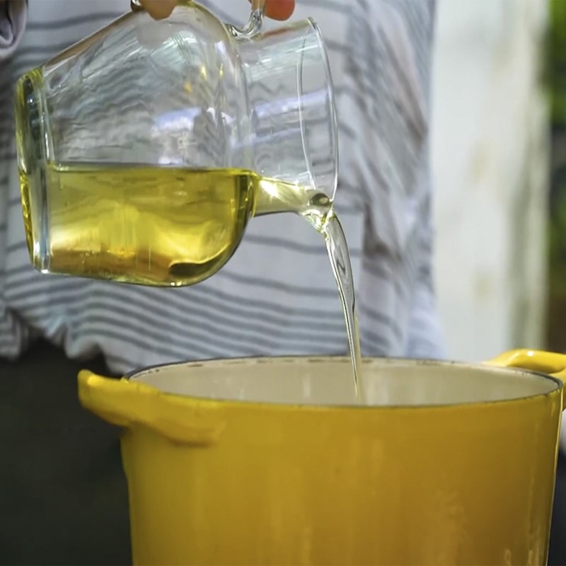 Bước 2 Sơ chế và chiên gà Gà nấu nho