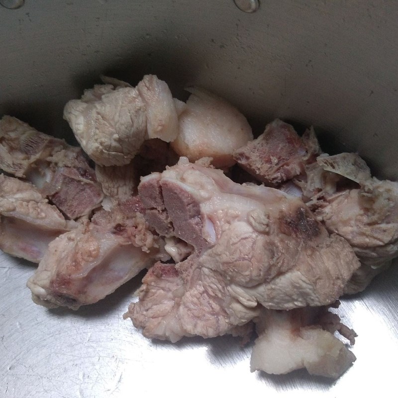 Bước 1 Sơ chế và hầm sườn Bún mọc sườn