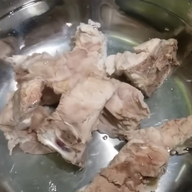 Bước 1 Sơ chế và hầm xương Lẩu cá lóc nấu chua