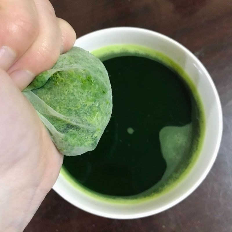 Bước 1 Sơ chế và lấy nước cốt lá dứa Rau câu lá dứa nước cốt dừa (công thức được chia sẻ từ người dùng)