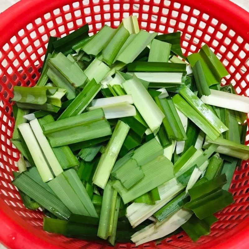 Bước 1 Sơ chế và lấy nước cốt lá dứa Rau câu lá dứa nước cốt dừa (công thức được chia sẻ từ người dùng)