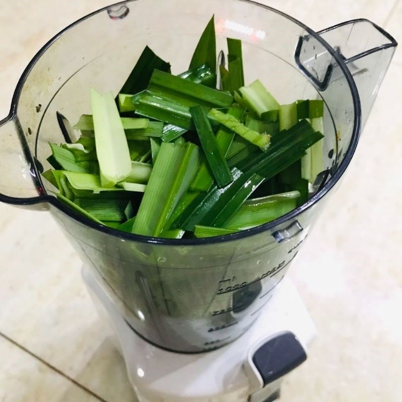 Bước 1 Sơ chế và lấy nước cốt lá dứa Rau câu lá dứa nước cốt dừa (công thức được chia sẻ từ người dùng)
