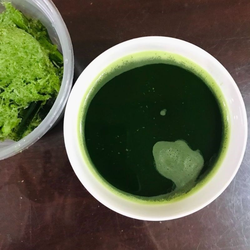 Bước 1 Sơ chế và lấy nước cốt lá dứa Rau câu lá dứa nước cốt dừa (công thức được chia sẻ từ người dùng)