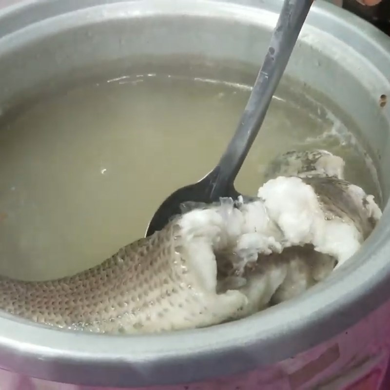Bước 1 Sơ chế và luộc cá Cháo cá lóc nấu bầu