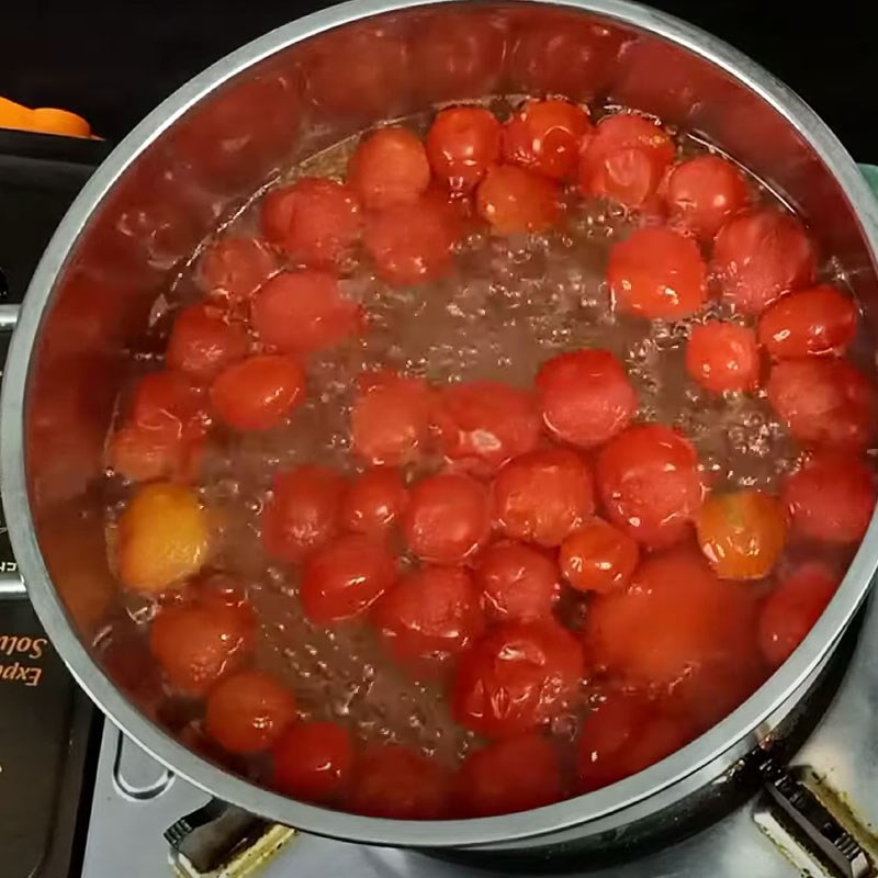 Bước 1 Sơ chế và luộc cà chua Nước ép cà chua chín